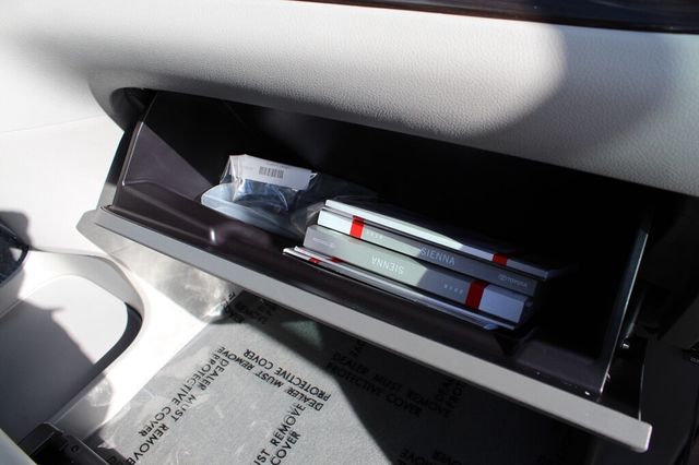 2018 Toyota Sienna XLE W/ NAVIGATION, MOONROOF, & LEATHER W/ HANDICAP  PASSEN. SEAT - 23012606 - 14