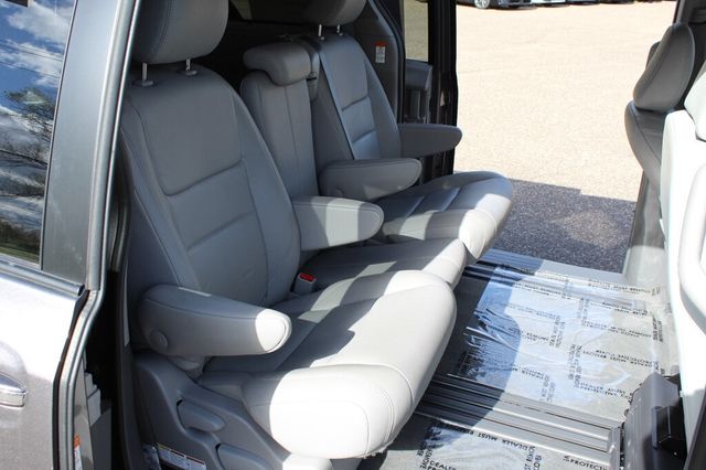 2018 Toyota Sienna XLE W/ NAVIGATION, MOONROOF, & LEATHER W/ HANDICAP  PASSEN. SEAT - 23012606 - 15