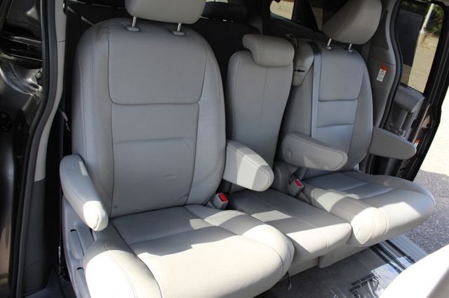 2018 Toyota Sienna XLE W/ NAVIGATION, MOONROOF, & LEATHER W/ HANDICAP  PASSEN. SEAT - 23012606 - 16