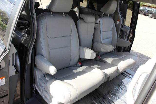 2018 Toyota Sienna XLE W/ NAVIGATION, MOONROOF, & LEATHER W/ HANDICAP  PASSEN. SEAT - 23012606 - 17