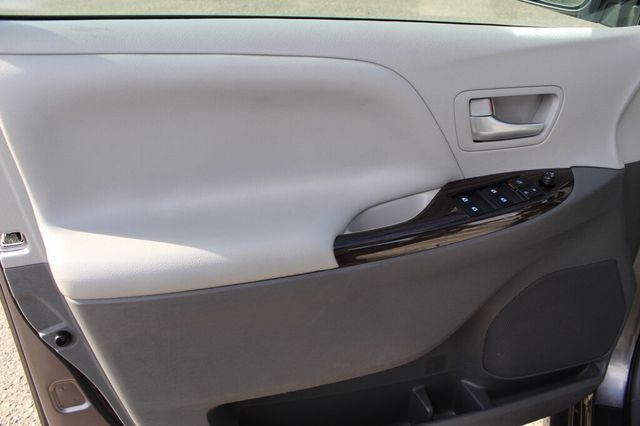 2018 Toyota Sienna XLE W/ NAVIGATION, MOONROOF, & LEATHER W/ HANDICAP  PASSEN. SEAT - 23012606 - 24
