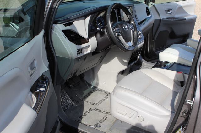 2018 Toyota Sienna XLE W/ NAVIGATION, MOONROOF, & LEATHER W/ HANDICAP  PASSEN. SEAT - 23012606 - 26