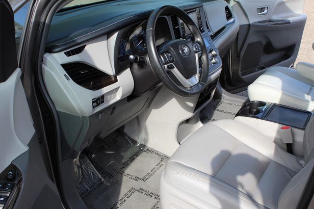 2018 Toyota Sienna XLE W/ NAVIGATION, MOONROOF, & LEATHER W/ HANDICAP  PASSEN. SEAT - 23012606 - 27
