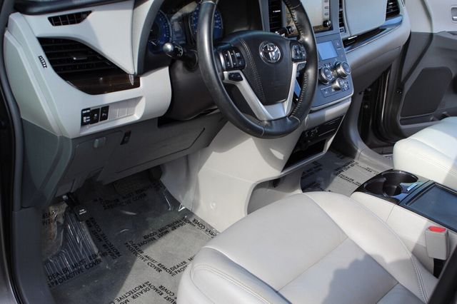 2018 Toyota Sienna XLE W/ NAVIGATION, MOONROOF, & LEATHER W/ HANDICAP  PASSEN. SEAT - 23012606 - 28