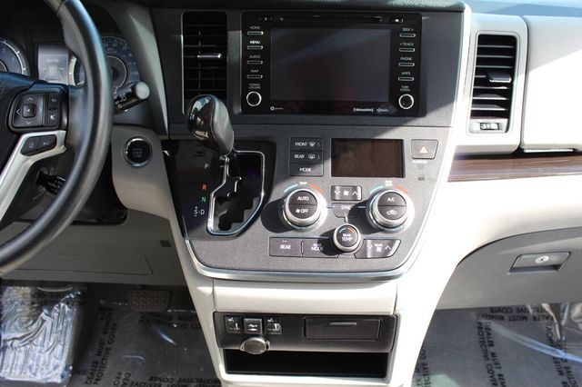 2018 Toyota Sienna XLE W/ NAVIGATION, MOONROOF, & LEATHER W/ HANDICAP  PASSEN. SEAT - 23012606 - 33