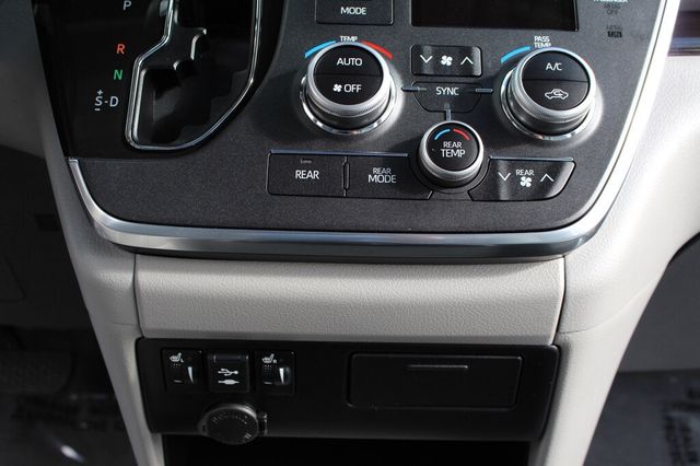 2018 Toyota Sienna XLE W/ NAVIGATION, MOONROOF, & LEATHER W/ HANDICAP  PASSEN. SEAT - 23012606 - 34