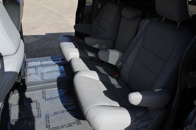 2018 Toyota Sienna XLE W/ NAVIGATION, MOONROOF, & LEATHER W/ HANDICAP  PASSEN. SEAT - 23012606 - 38