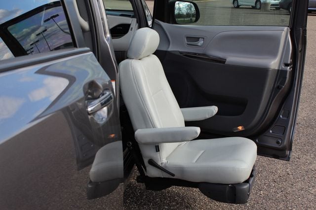 2018 Toyota Sienna XLE W/ NAVIGATION, MOONROOF, & LEATHER W/ HANDICAP  PASSEN. SEAT - 23012606 - 3
