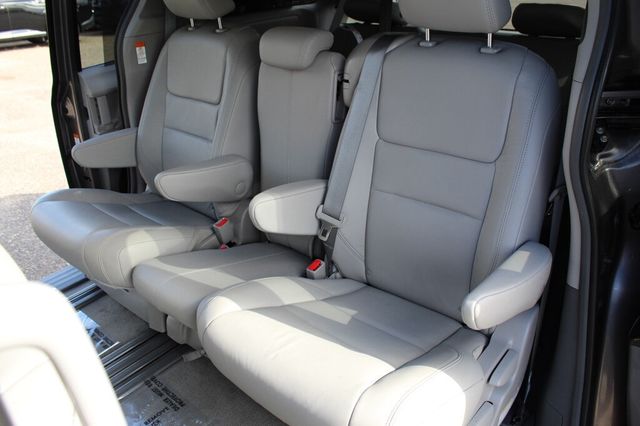 2018 Toyota Sienna XLE W/ NAVIGATION, MOONROOF, & LEATHER W/ HANDICAP  PASSEN. SEAT - 23012606 - 39