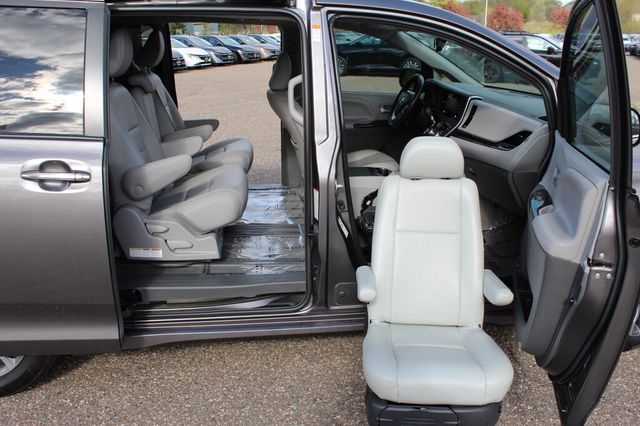 2018 Toyota Sienna XLE W/ NAVIGATION, MOONROOF, & LEATHER W/ HANDICAP  PASSEN. SEAT - 23012606 - 4