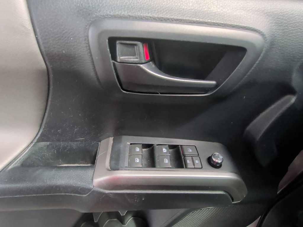 Toyota Tacoma DOUBLE CAB photo 12