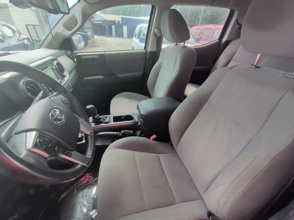 Toyota Tacoma DOUBLE CAB photo 14