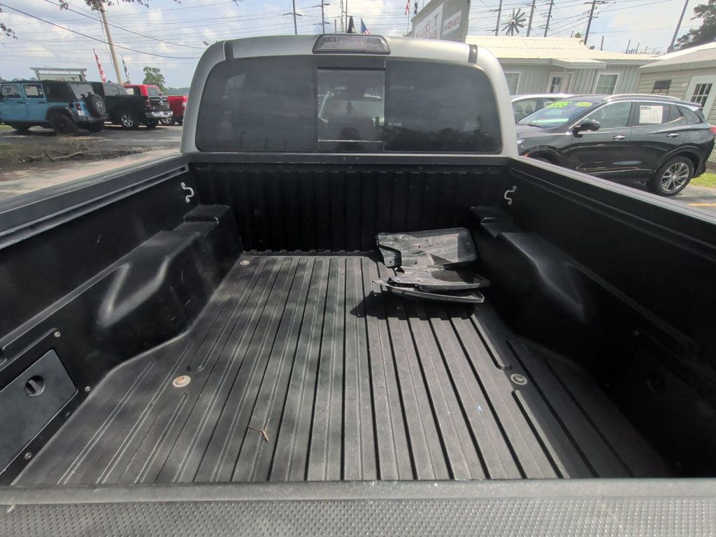 Toyota Tacoma DOUBLE CAB photo 23