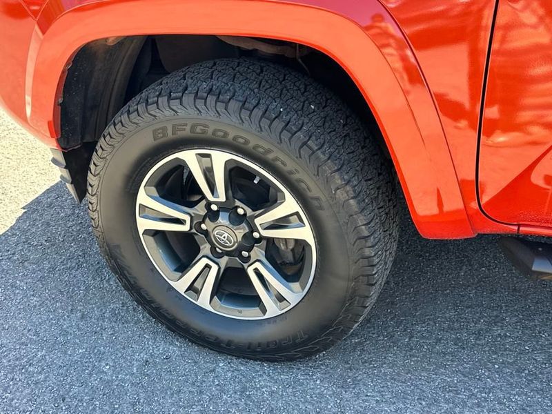 2018 Toyota Tacoma TRD Sport Double Cab V6 photo 8