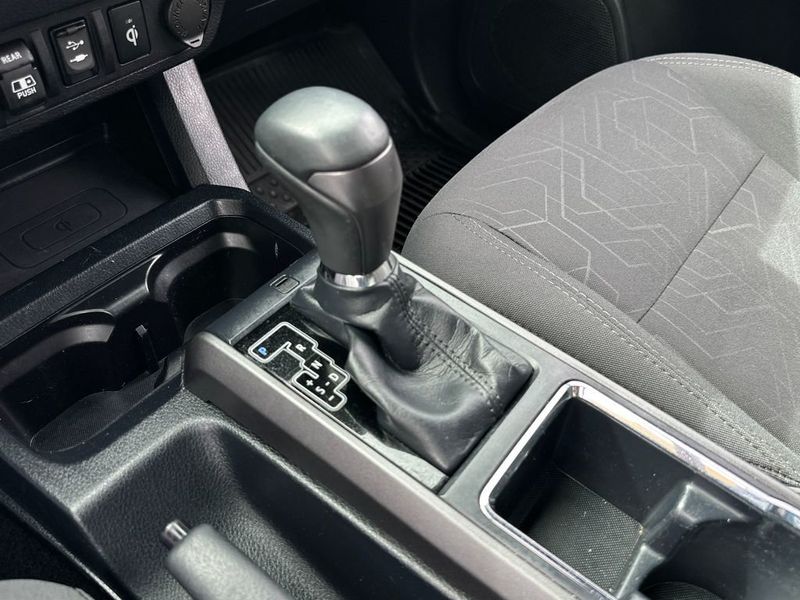 2018 Toyota Tacoma TRD Sport Double Cab 5' Bed V6 4x2 Automatic - 22950225 - 17