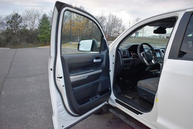 2018 Toyota Tundra 4WD SR5 CrewMax 5.5' Bed 5.7L FFV - 22961722 - 43