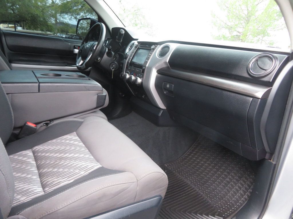 2018 Toyota Tundra CREWMAX 4X4 5.7 TOYOTA TUNDRA SR5 EXTRA CLEAN 3OWNER  - 22951841 - 35