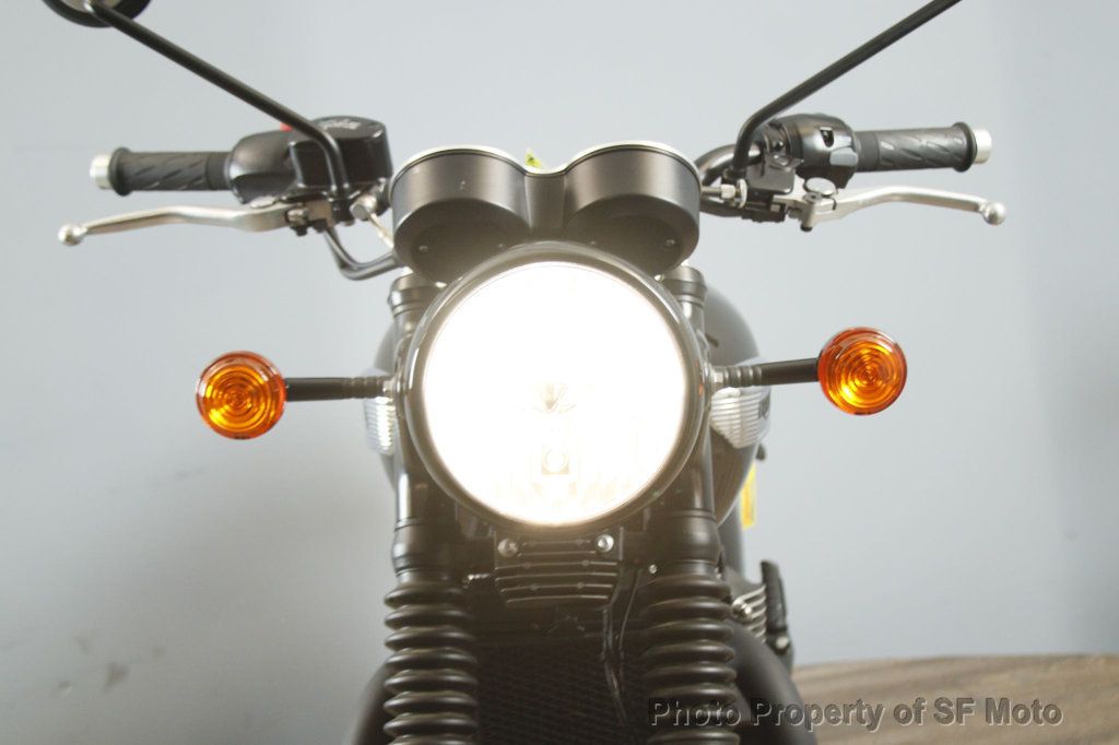 2018 Triumph Bonneville T100 BLACK Only 860 Miles! - 22950799 - 25