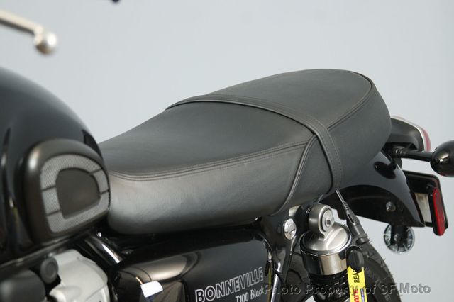 2018 Triumph Bonneville T100 BLACK Only 860 Miles! - 22950799 - 41
