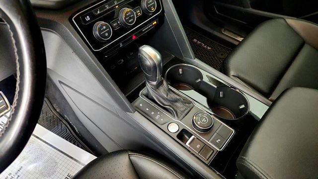 2018 Volkswagen Atlas 3.6L V6 SEL 4MOTION w/ Captain's Chairs & Trailer Hitch - 23040954 - 15