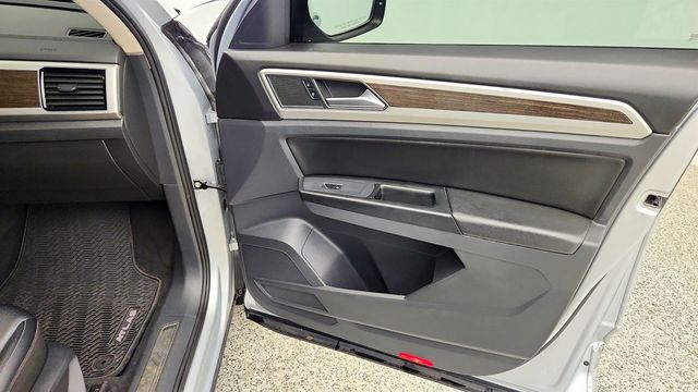 2018 Volkswagen Atlas 3.6L V6 SEL 4MOTION w/ Captain's Chairs & Trailer Hitch - 23040954 - 25