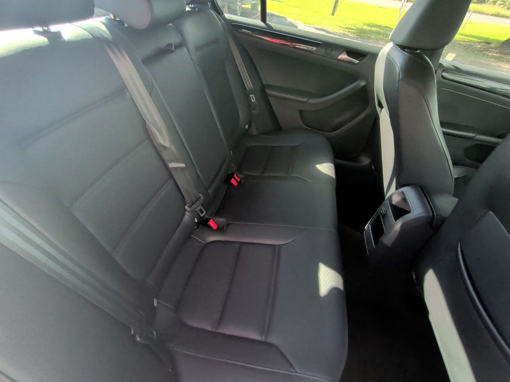 Volkswagen Jetta 1.8T SE Sport Automatic photo 23