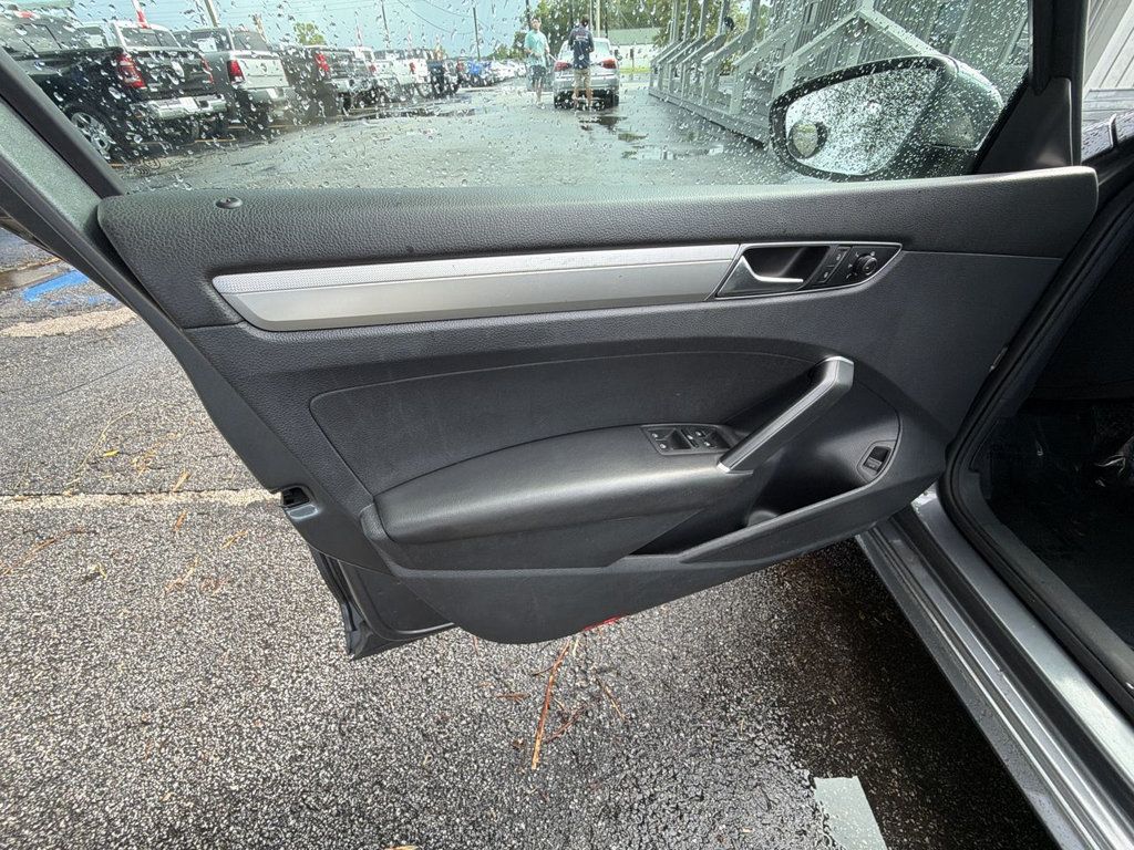 Volkswagen Passat 2.0T S Automatic photo 12
