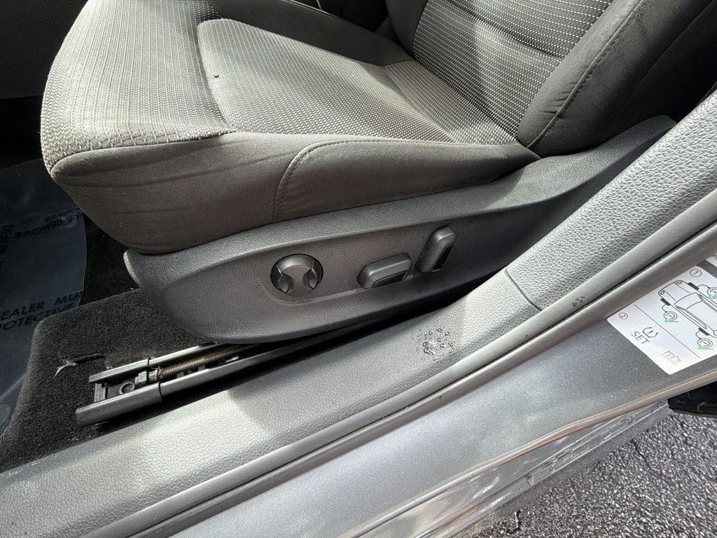 Volkswagen Passat 2.0T S Automatic photo 13
