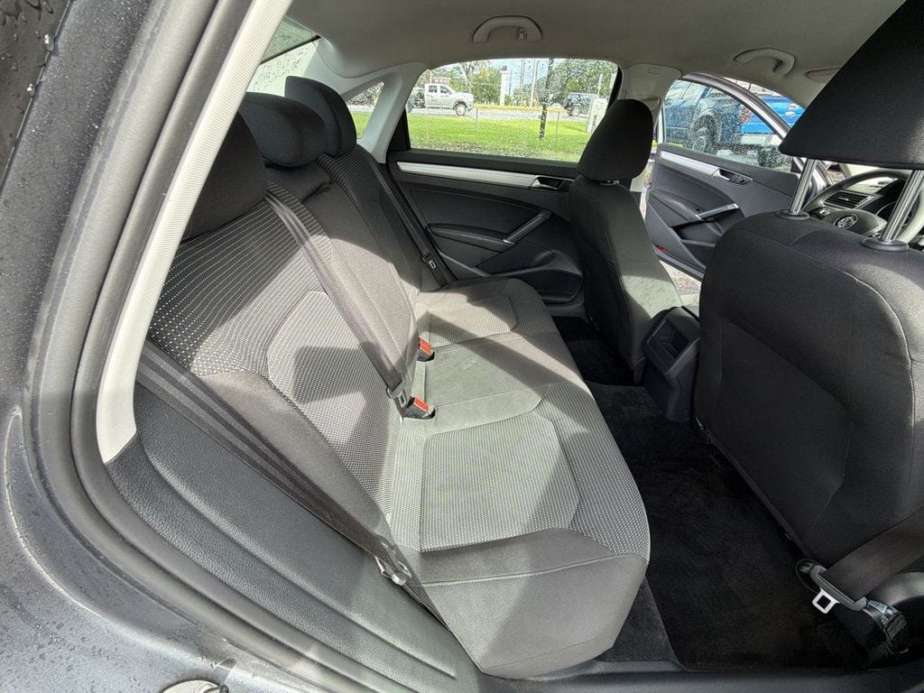 Volkswagen Passat 2.0T S Automatic photo 21