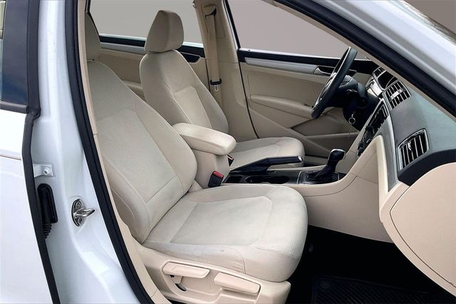 2018 Volkswagen Passat 2.0T S Automatic - 22984529 - 13