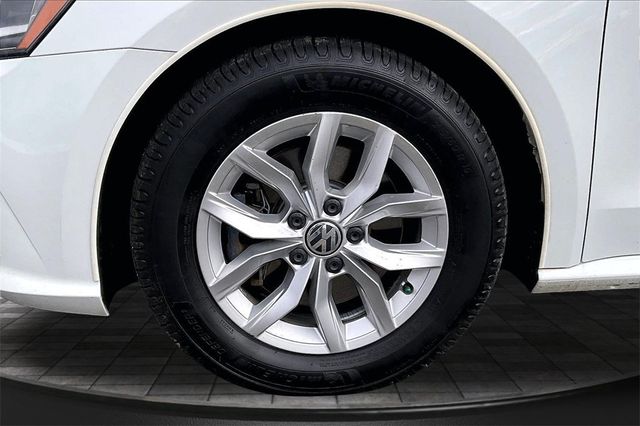 2018 Volkswagen Passat 2.0T S Automatic - 22984529 - 33