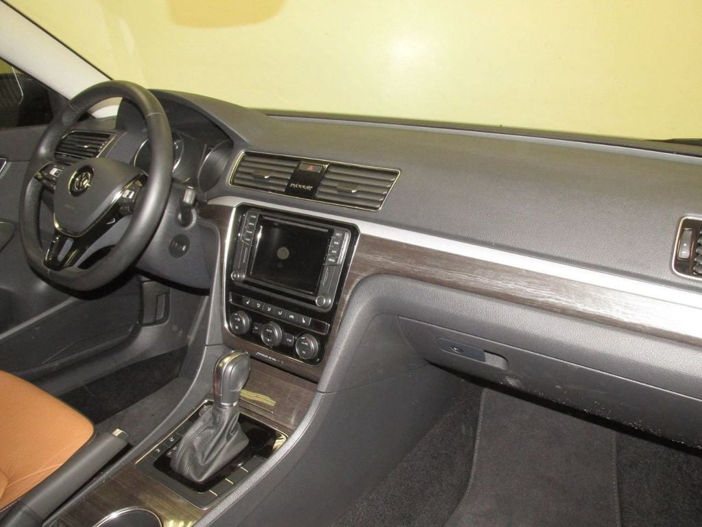 2018 Volkswagen Passat 2.0T SEL Premium Automatic - 18533570 - 24