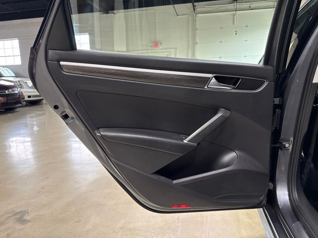 2018 Volkswagen Passat 2.0T SE w/Technology Automatic - 23079356 - 24
