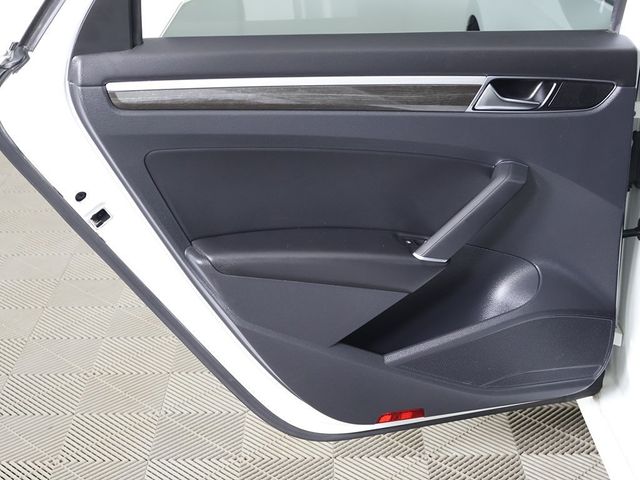 2018 Volkswagen Passat 2.0T SE w/Technology Automatic - 22967698 - 24