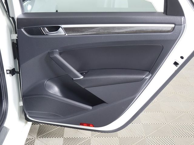 2018 Volkswagen Passat 2.0T SE w/Technology Automatic - 22967698 - 25
