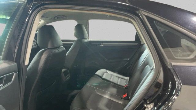 2018 Volkswagen Passat R-Line Automatic - 23020804 - 16