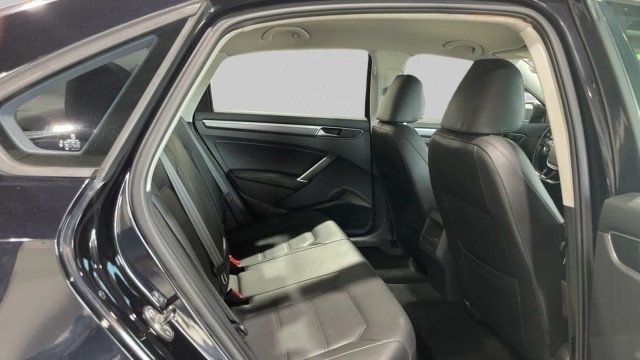 2018 Volkswagen Passat R-Line Automatic - 23020804 - 17