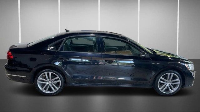 2018 Volkswagen Passat R-Line Automatic - 23020804 - 2
