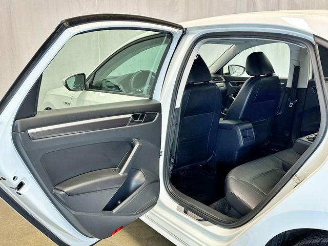 2018 Volkswagen Passat R-Line Automatic - 23033919 - 29