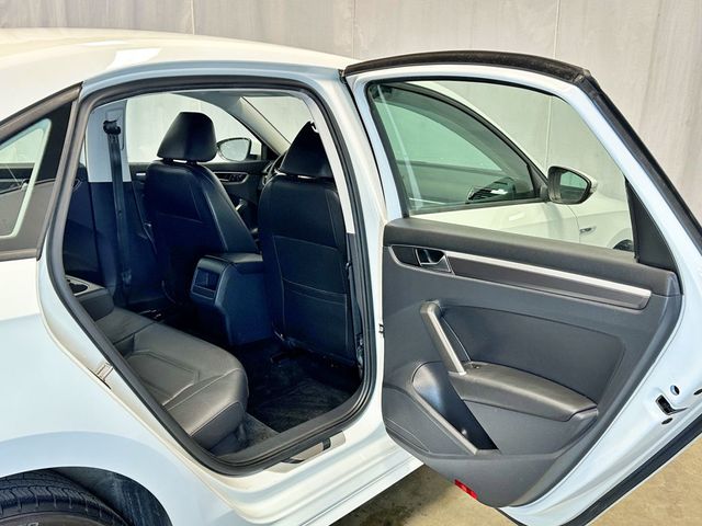 2018 Volkswagen Passat R-Line Automatic - 23033919 - 30