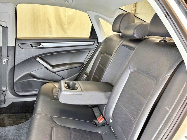 2018 Volkswagen Passat R-Line Automatic - 23033919 - 33
