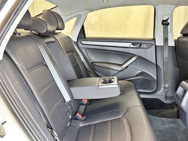 2018 Volkswagen Passat R-Line Automatic - 23033919 - 34