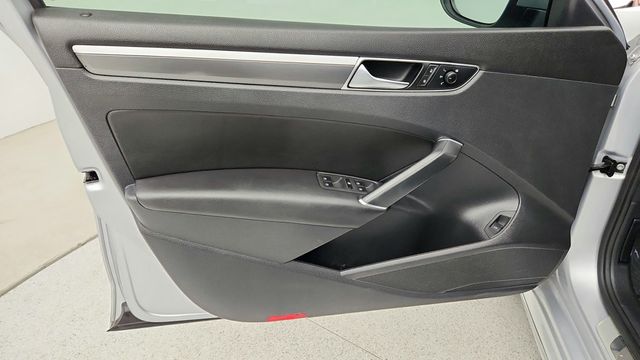 2018 Volkswagen Passat R-Line Automatic - 22949232 - 9