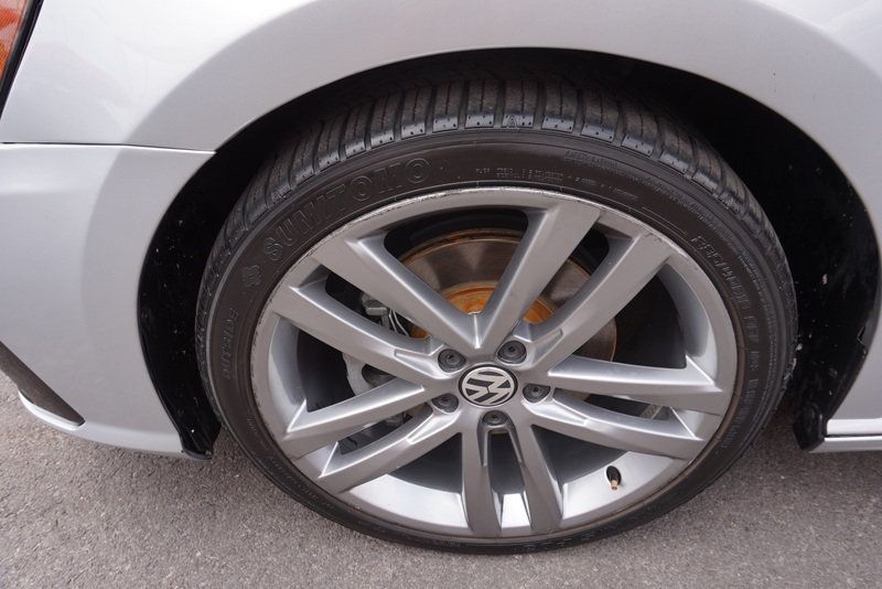 2018 Volkswagen Passat R-Line Premium photo 11