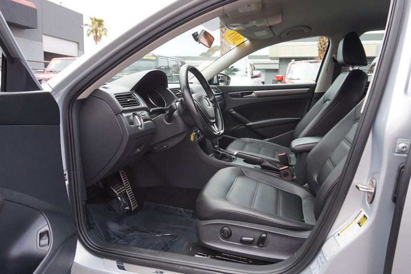 2018 Volkswagen Passat R-Line Premium photo 15