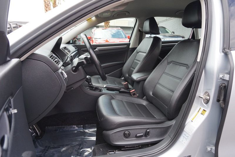 2018 Volkswagen Passat R-Line Premium photo 16