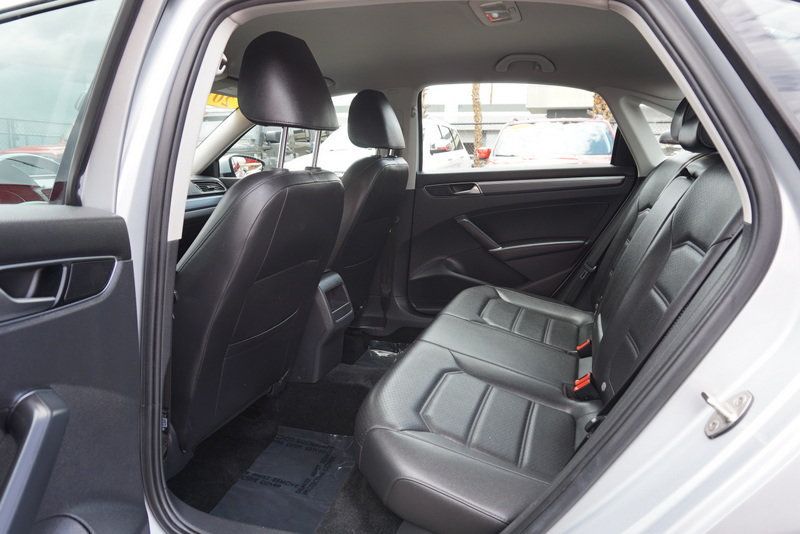 2018 Volkswagen Passat R-Line Premium photo 17