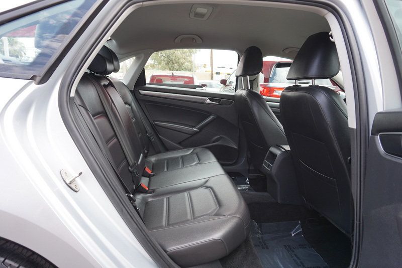2018 Volkswagen Passat R-Line Premium photo 18