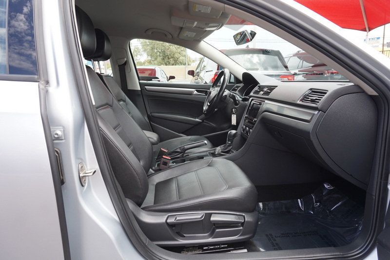2018 Volkswagen Passat R-Line Premium photo 19