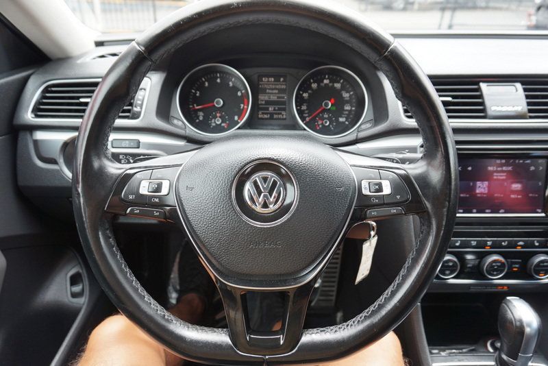 2018 Volkswagen Passat R-Line Premium photo 24